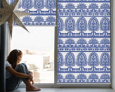 Estor enrollable para ventana con un diseño en tono azul