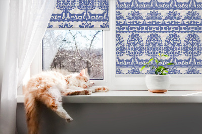 Estor enrollable para ventana con un diseño en tono azul