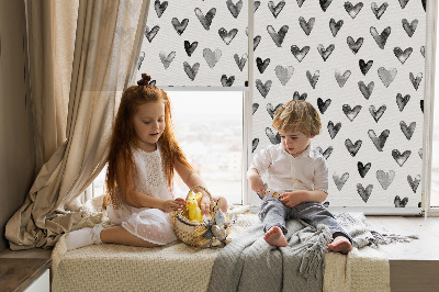 Modern roller blind con estampado de corazones negros