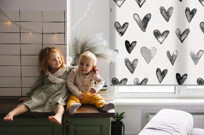 Modern roller blind con estampado de corazones negros