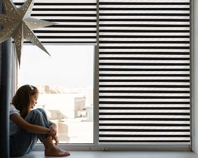 Modern roller blind con rayas negras