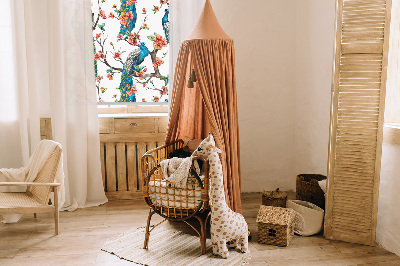 Modern roller blind con estampado de pavo real sobre una rama