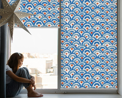 Modern roller blind con diseño de escamas coloridas
