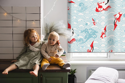 Modern roller blind con estampado de peces en el agua