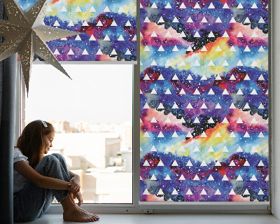 Estor enrollable para ventana con estampado de triángulos blancos sobre fondo de color