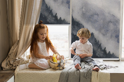 Modern roller blind con estampado de montañas brumosas
