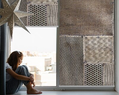 Modern roller blind con pared metálica