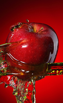 Estor enrollable con diseño de una manzana empapada en agua