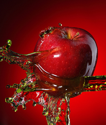Estor enrollable con diseño de una manzana empapada en agua