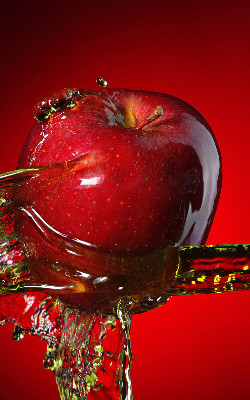 Estor enrollable con diseño de una manzana empapada en agua