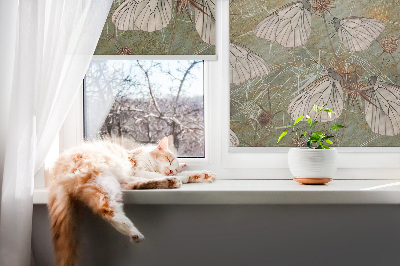 Estor enrollable para ventana con diseño de mariposas en un prado