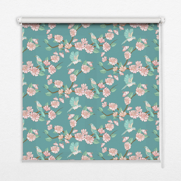 Modern roller blind con estampado de pájaros entre las ramas