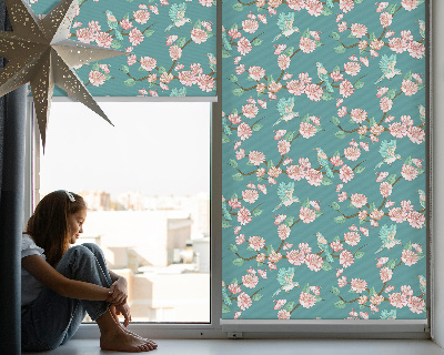 Modern roller blind con estampado de pájaros entre las ramas