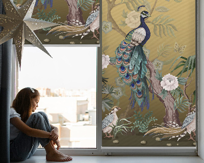 Estor enrollable para ventana con estampado de pavo real en un árbol