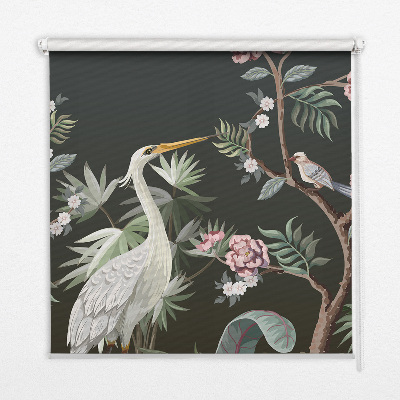 Estor enrollable con estampado de pájaros junto al árbol