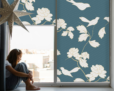 Modern roller blind con diseño de pájaros blancos sobre flores blancas