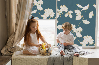 Modern roller blind con diseño de pájaros blancos sobre flores blancas