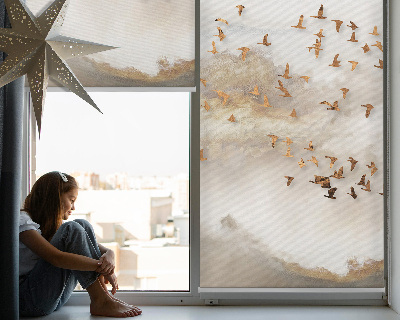 Estor enrollable para ventana con un diseño de una bandada de pájaros