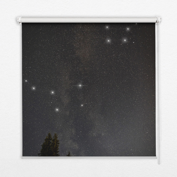 Modern roller blind con estampado de estrellas sobre fondo oscuro