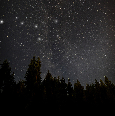 Modern roller blind con estampado de estrellas sobre fondo oscuro