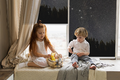 Modern roller blind con estampado de estrellas sobre fondo oscuro
