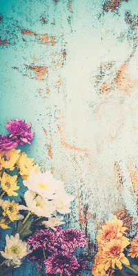 Estor enrollable para ventana con un diseño de flores sobre fondo azul