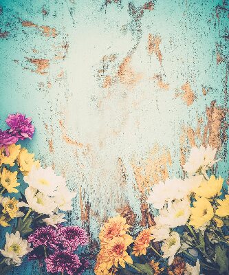 Estor enrollable para ventana con un diseño de flores sobre fondo azul
