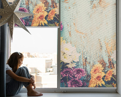 Estor enrollable para ventana con un diseño de flores sobre fondo azul