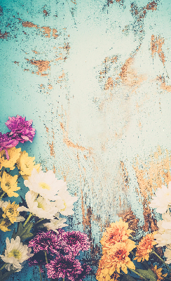 Estor enrollable para ventana con un diseño de flores sobre fondo azul