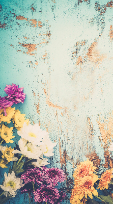 Estor enrollable para ventana con un diseño de flores sobre fondo azul