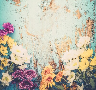 Estor enrollable para ventana con un diseño de flores sobre fondo azul