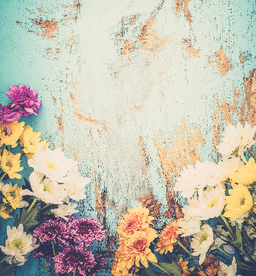 Estor enrollable para ventana con un diseño de flores sobre fondo azul