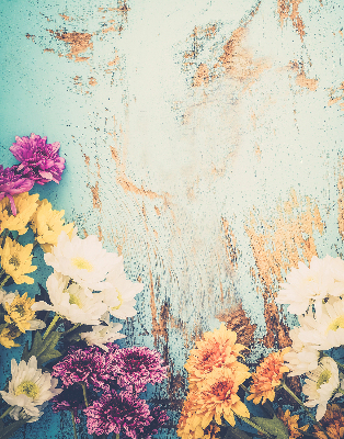 Estor enrollable para ventana con un diseño de flores sobre fondo azul