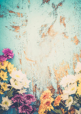 Estor enrollable para ventana con un diseño de flores sobre fondo azul