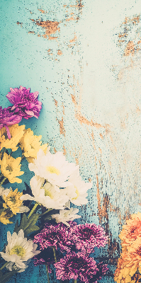 Estor enrollable para ventana con un diseño de flores sobre fondo azul