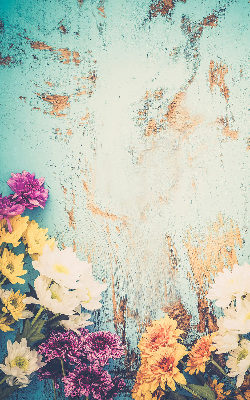 Estor enrollable para ventana con un diseño de flores sobre fondo azul