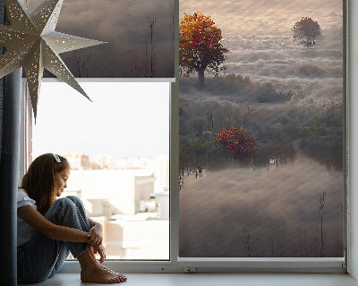 Estor enrollable para ventana con diseño de árboles en la niebla
