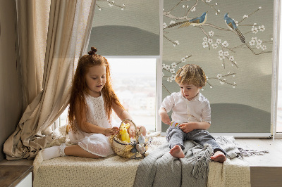 Modern roller blind con estampado de pájaros posados en una rama