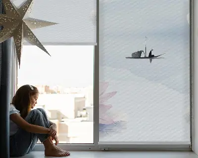 Estor enrollable con el dibujo de un pescador en un barco