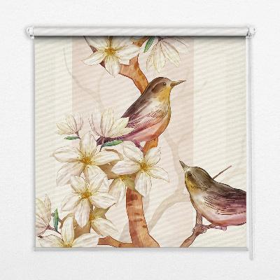 Estor enrollable con estampado de pájaros en un árbol con flores