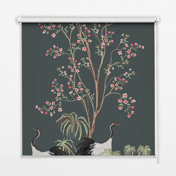 Modern roller blind con estampado de pájaros junto al rosal