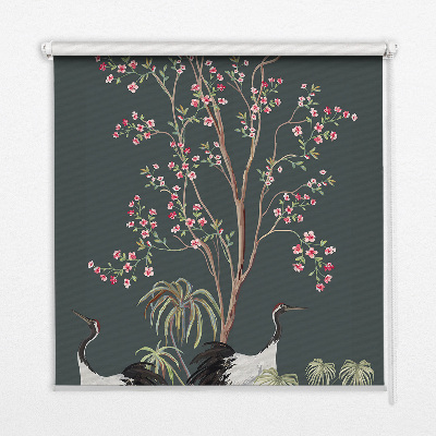 Modern roller blind con estampado de pájaros junto al rosal