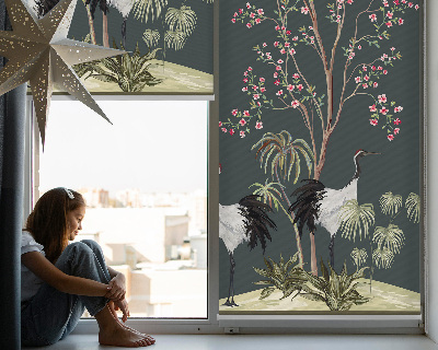 Modern roller blind con estampado de pájaros junto al rosal