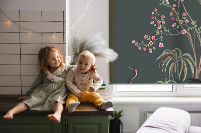 Modern roller blind con estampado de pájaros junto al rosal
