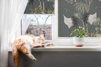 Modern roller blind con estampado de pájaros junto al rosal