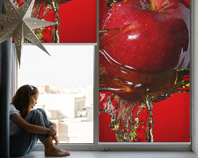 Estor opaco en color manzana roja con diseño de profundidades