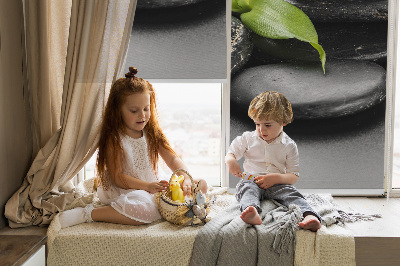 Estor decorativo con motivo de orquídea sobre las piedras