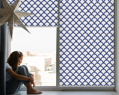 Estor decorativo con diseño de escamas azules