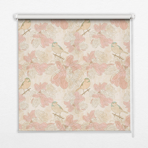 Estor decorativo con estampado de pájaros entre las flores