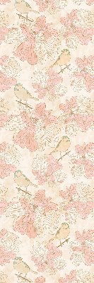 Estor decorativo con estampado de pájaros entre las flores